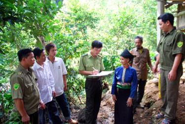 Lực lượng Công an xã Ngĩa Sơn và kiểm lâm phụ trách địa bàn xuống thôn, bản tuyên truyền, phổ biến, giáo dục pháp luật cho người dân.