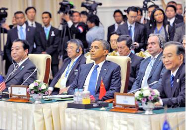 Tổng thống Mỹ Barack Obama (giữa), Thủ tướng Nhật Bản Yoshihiko Noda (trái) và Thủ tướng Trung Quốc Ôn Gia Bảo tại EAS.
