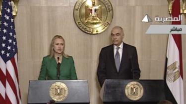 Bộ trưởng Ngoại giao Ai Cập Mohammed Kamel Amr (phải) và người đồng cấp Mỹ Hillary Clinton toan báo ngừng bắn trên truyền hình quốc gia Ai Cập.