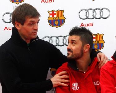 Huấn luyện viên Tito Vilanova và David Villa trong buổi lễ tặng xe.