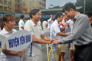 Ban tổ chức giải trao cờ lưu niệm cho các đoàn VĐV tham dự giải quần vợt tỉnh Yên Bái năm 2012