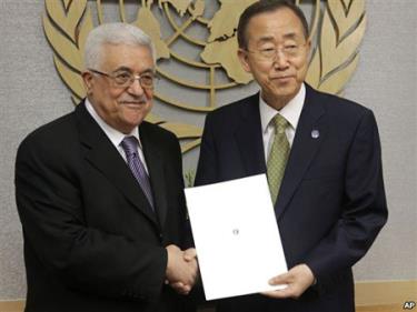Tổng thống Abbas (trái) trao Tổng thư ký Ban Ki-moon đề nghị công nhận Palestine là nhà nước thành viên không đầy đủ của LHQ