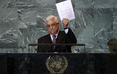 Tổng thống Palestine với lá đơn đề nghị LHQ công nhận Palestine là Nhà nước độc lập.