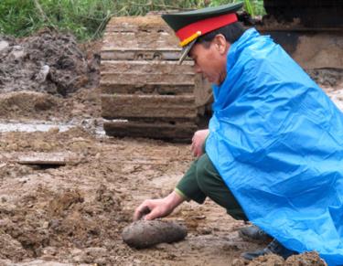 Đến 17 h cùng ngày, vật nghi là bom  đã được tìm thấy và đưa về vị trí an toàn.