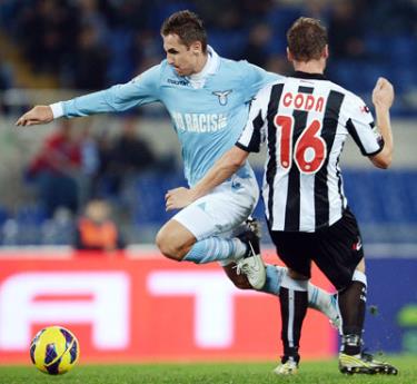 Hậu vệ Andrea Coda (phải, Udinese) truy cản tiền đạo Miroslav Klose của Lazio.