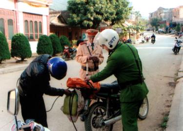 Đội cảnh sát giao thông Công an huyện Trạm Tấu làm nhiệm vụ.
