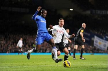 Tiền vệ Ramires (trái, Chelsea) nỗ lực đi bóng trước Kerim Frei của Fulham.