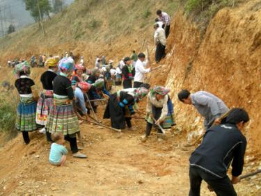 Với sự tham gia tuyên truyền vận động của Hội CCB xã, bà con người Mông xã Trạm Tấu đã tích cực mở đường giao thông nông thôn.