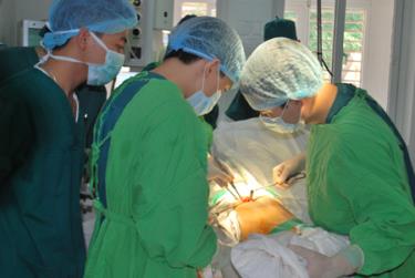 Bệnh viện Việt - Đức chuyển giao kỹ thuật thay khớp háng toàn phần cho bác sĩ Bệnh viện Đa khoa tỉnh.
