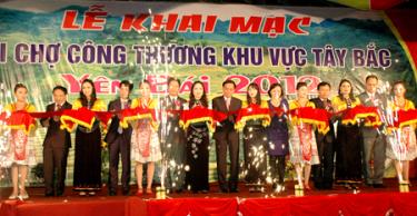 Các đồng chí lãnh đạo Bộ Công thương, Cục xúc tiến Thương mại và lãnh đạo tỉnh Yên Bái cắt băng khai mạc Hội chợ