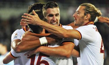 Strootman ăn mừng bàn mở tỷ số cùng đồng đội.