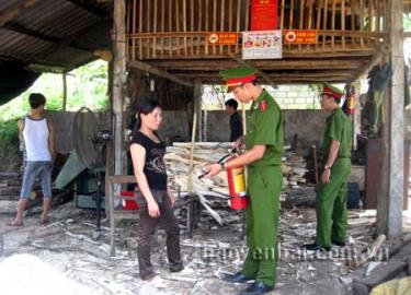 Công an thành phố Yên Bái hướng dẫn cơ sở sản xuất gỗ ván ép cách sử dụng bình cứu hỏa.
