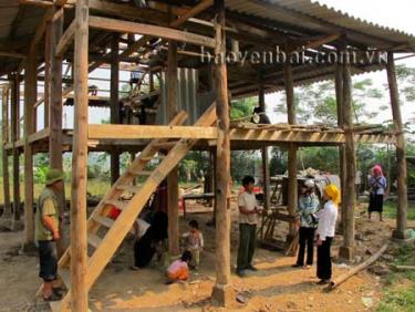 Nhân dân tổ 17, phường Pú Trạng giúp gia đình anh Đồng Văn Lơi làm nhà theo Chương trình 67 của Chính phủ.