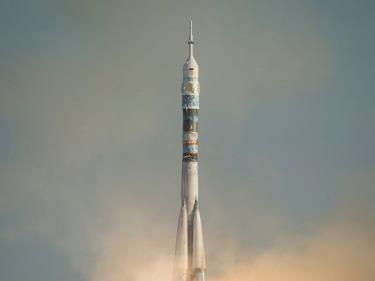 Hình ảnh tên lửa đưa tàu vũ trụ Soyuz TMA-11M mang theo ngọn đuốc Olympic lên quỹ đạo.