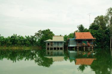 Búng Bình Thiên có độ sâu trung bình khoảng 5 m, diện tích mặt nước vào mùa nước cạn khoảng 200 ha, vào mùa nước nổi lên đến 900 ha, đặc biệt không bao giờ cạn.
