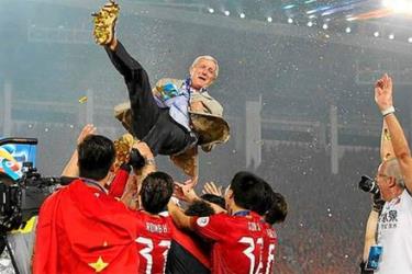 Các cầu thủ tung hô HLV Lippi sau trận chung kết lượt về.