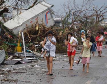 Những nạn nhân may mắn sống sót sau khi siêu bão Haiyan quét qua.
