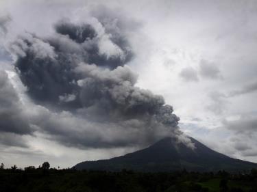 Những cột khói bốc lên từ núi lửa Sinabung trong đợt phun trào mới ngày 5/11.