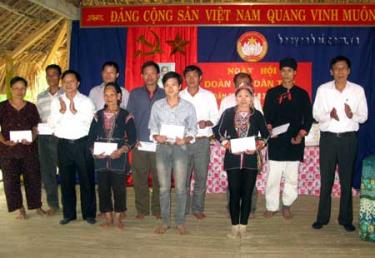 Đồng chí Lê Văn Tạo - Ủy viên Ban Thường vụ Tỉnh ủy, Phó chủ tịch HDND tỉnh và đồng chí Nông Văn Lịnh - Chủ tịch Ủy ban MTTQ Việt Nam tỉnh Yên Bái tặng quà cho 10 hộ nghèo.