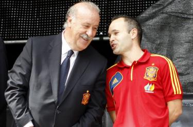 HLV Del Bosque và tiền vệ Iniesta