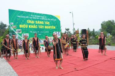 Khai mạc trại sáng tác điêu khắc Tây Nguyên diễn ra sáng ngày 18-11, hoạt động nằm trong Tuần lễ 'Đại đoàn kết các dân tộc - Di sản văn hóa Việt Nam