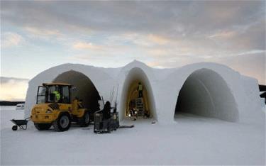 Công việc xây dựng hàng năm của Icehotel.
