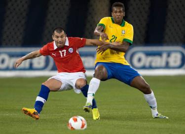 Jo (phải) của Brazil trong pha tranh bóng