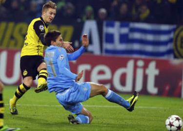 Tiền vệ Jakub Blaszczykowski (trái, Dortmund) tung cú sút trước Federico Fernandez của Napoli.