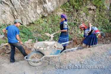 Người dân huyện vùng cao Mù Cang Chải khơi thông cống rãnh dọc trục quốc lộ 32C.
