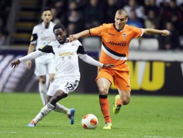 Nathan Dyer (trái, Swansea) nỗ lực tranh bóng với Oriol Romeu của Valencia