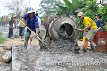 Người dân xã Thanh Lương tham gia làm đường GTNT.
