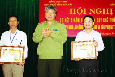 Đại tá Đặng Trần Chiêu - Giám đốc Công an tỉnh tặng giấy khen cho Chi cục Thuế thành phố Yên Bái và Chi cục Thuế huyện Trấn Yên có nhiều thành tích trong công tác phối hợp đấu tranh chống tội phạm về thuế.
(Ảnh: Linh Nhung)