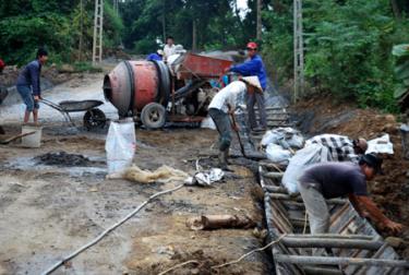 Thi công rãnh thoát nước đường liên xã thị trấn Nông trường Nghĩa Lộ đi xã Thạch Lương.