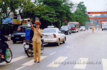 Lực lượng cảnh sát giao thông thành phố Yên Bái hướng dẫn giao thông trong dịp diễn ra các sự kiện quan trọng của tỉnh. (Ảnh: Thanh Miền)