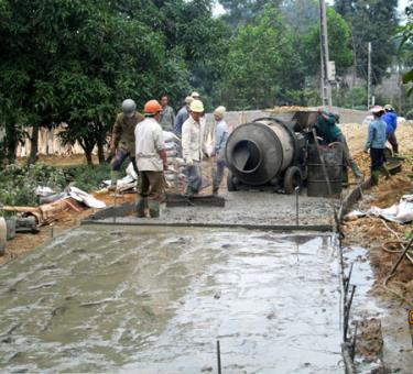 Nhân dân xã Mông Sơn tự nguyện đóng góp công sức, vật liệu để bê tông hóa đường giao thông nông thôn.
(Ảnh: Đức Thành)
