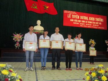 Thầy Lê Trung Dũng (giữa) và các em học sinh đạt giải học sinh giỏi môn Địa lý nhận khen thưởng của Phòng Giáo dục - Đào tạo Văn Chấn.
