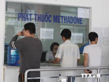 Uống thuốc Methadone để điều trị cai nghiện ma túy ở Trung tâm y tế dự phòng quận 8, TP Hồ Chí Minh.