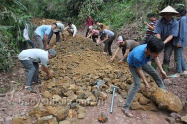 Người dân thôn Thiên Tuế, xã Thượng Bằng La chung sức làm đường giao thông nông thôn.
