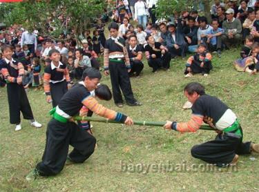 Đời sống vật chất và tinh thần của đồng bào DTTS ở huyện Văn Chấn ngày càng được nâng lên. (Ảnh: Đồng bào tham gia thi đấu thể thao truyền thống).
