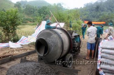 Lực lượng vũ trang tham gia làm đường giao thông nông thôn tại xã Âu Lâu, thành phố Yên Bái.
