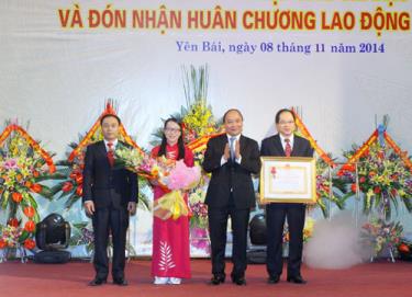 Phó Thủ tướng Chính phủ Nguyễn Xuân Phúc trao tặng Huân chương Lao động Hạng Nhì của Chủ tịch nước cho Ban Chỉ đạo Tây Bắc