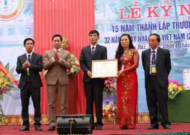 Lãnh đạo Sở Giáo dục - Đào tạo tỉnh Yên Bái tặng bằng khen của Bộ Giáo dục và Đào tạo cho tập thể Trường THPT Hoàng Quốc Việt.