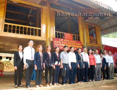Lãnh đạo MTTQ tỉnh, huyện Yên Bình và Tập đoàn Đá quý DOJI tại lễ trao nhà “Đại đoàn kết” cho gia đình ông Bùi Văn Lợi, thôn Đồi Hồi, xã Tân Hương.