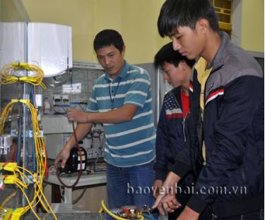 Giáo viên hướng dẫn các học viên thực hành nghề điện lạnh tại Trường Cao đẳng Nghề Yên Bái.
