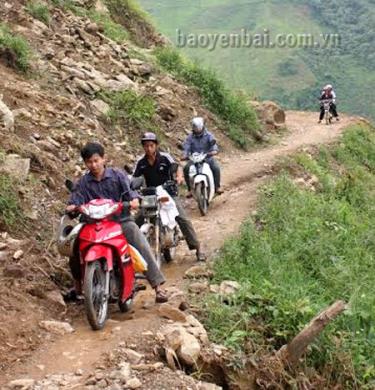 Để lên đến điểm trường lẻ Giàng Pằng, các thầy cô giáo phải vượt qua những cung đường đầy nguy hiểm.
