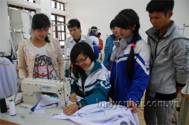 Định hướng nghề nghiệp tốt giúp học sinh chuyên tâm, tránh xa các tệ nạn xã hội.
Ảnh: Giờ thực hành may của học sinh Trường Trung cấp Nghề dân tộc nội trú Nghĩa Lộ.
