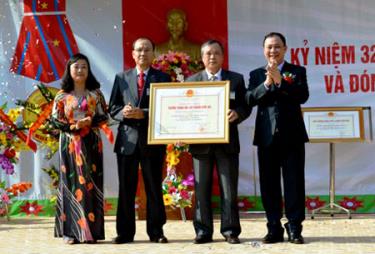 Đồng chí Phạm Duy Cường – Phó Bí thư Tỉnh ủy, Chủ tịch UBND tỉnh trao tặng Bằng công nhận Trường đạt chuẩn Quốc gia năm 2014 cho Ban giám hiệu Trường THPT Nghĩa Lộ.



