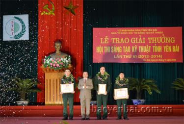 Đồng chí Hoàng Xuân Nguyên - Phó Chủ tịch UBND tỉnh, Trưởng Ban tổ chức Hội thi trao giải cho nhóm tác giả đạt giải nhất Hội thi sáng tạo kỹ thuật tỉnh lần thứ VI.