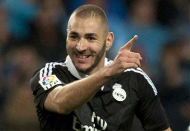 Karim Benzema mở tỷ số cho Real.