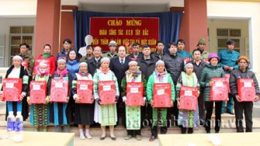 Đồng chí Trương Xuân Cừ  (hàng thứ 2, người thứ 4 trái sang) - Phó trưởng ban Phụ trách Ban Chỉ đạo Tây Bắc thăm, tặng quà cho các hộ nghèo xã Đức Xuân, huyện Hòa An, tỉnh Cao Bằng.
(Ảnh: Nguyễn Phương - Ban Chỉ đạo Tây Bắc)
